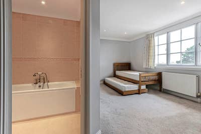 En-suite room available in a 2-bedroom penthouse i Main Photo