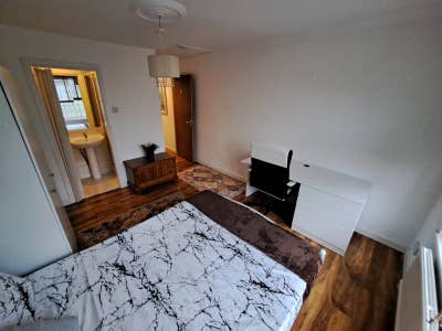 🔥 Ensuite in E14 from 1st of July 🔥 Main Photo