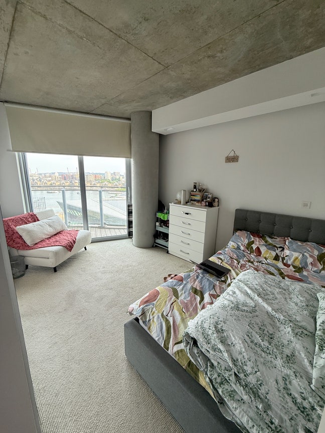 Double Bedroom with River View in Royal Victoria  Main Photo