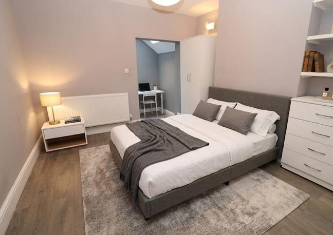Luxury house next to Elizabeth line!  Main Photo