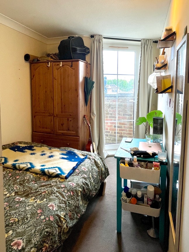 Lovely room in a beautiful flat with water view  Main Photo
