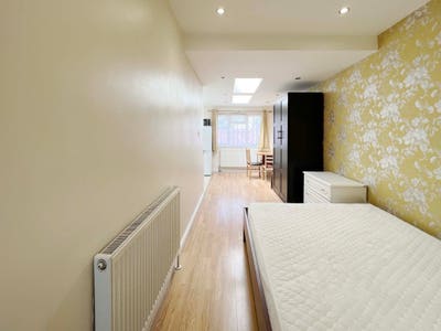 A Furnished Double Studio available in New Malden Main Photo