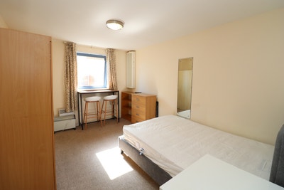 Spacious Room Steps from Canary Wharf Main Photo