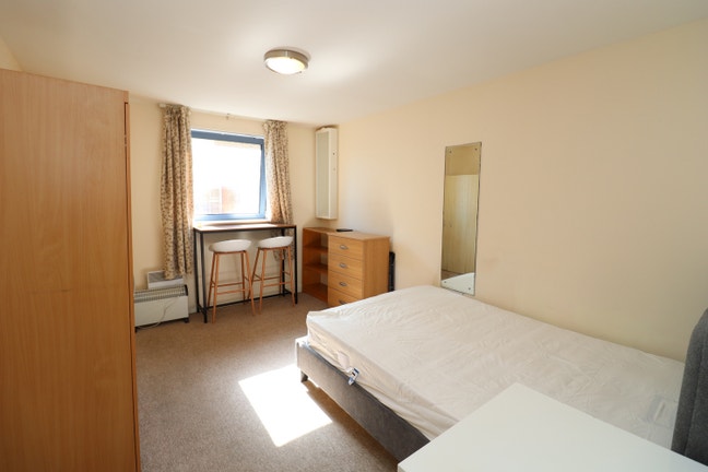 Spacious Room Steps from Canary Wharf Main Photo