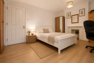 Massive Rooms! Lovely House+Garden & Lounge Main Photo