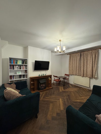 Double bedroom in beautiful Hayes cottage  Main Photo