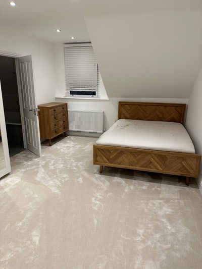 Spacious double en-suite room -all bills included  Main Photo