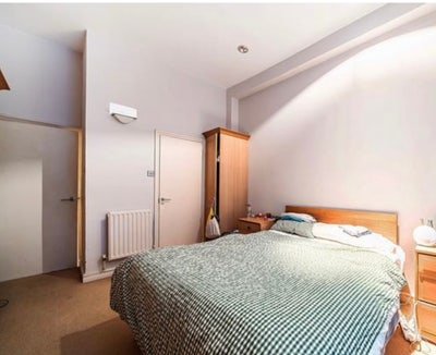 En-suite bedroom in a two bed flat Main Photo