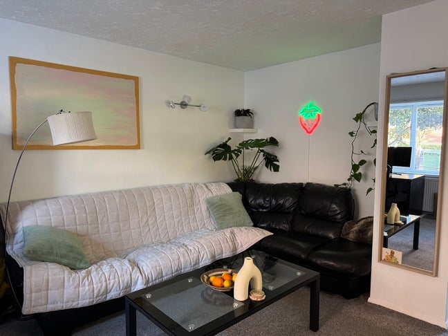 Bright & Spacious Double Room Available in Bermond Main Photo