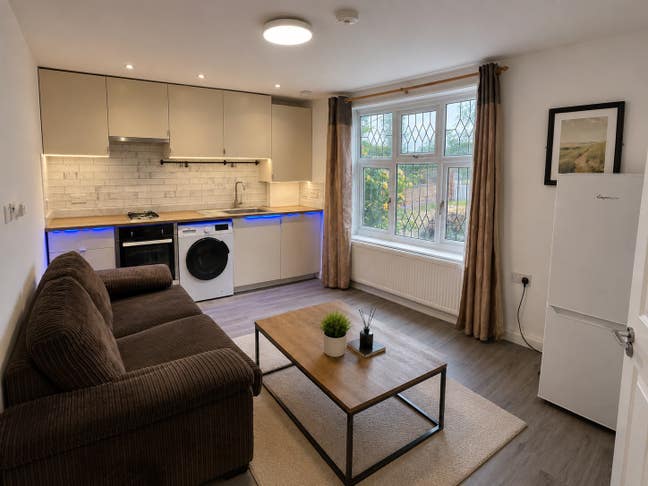 Modern One-Bedroom Ground Floor Flat To Let Main Photo
