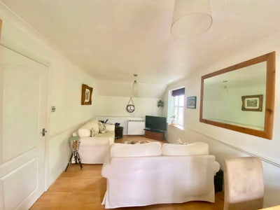 Beautifully presented 2 bed flat. RG1 Main Photo
