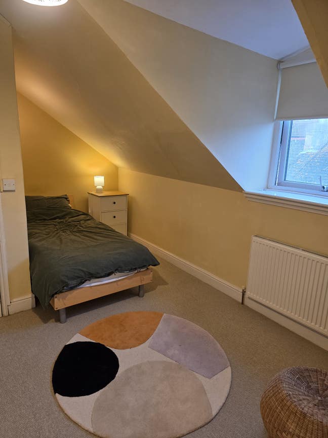 Large 2nd floor on-suite room Main Photo