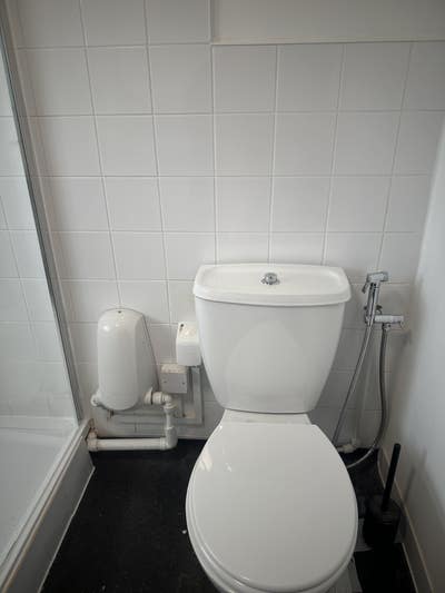 Rooms for rent in a spacious semi-detached house Main Photo
