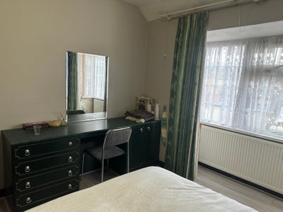 Rooms for rent in a spacious semi-detached house Main Photo