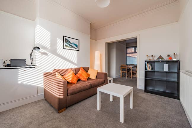 Furnished room in 2-bed terrace Main Photo