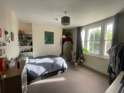 Lovely bright room in 5 person Mile End houseshare Main Photo