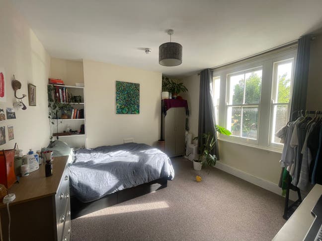 Lovely bright room in 5 person Mile End houseshare Main Photo