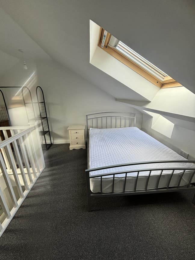 One Amazing Large Double Bedroom left Main Photo