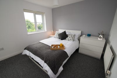 En-suite Double Bedroom in Kingswood Main Photo
