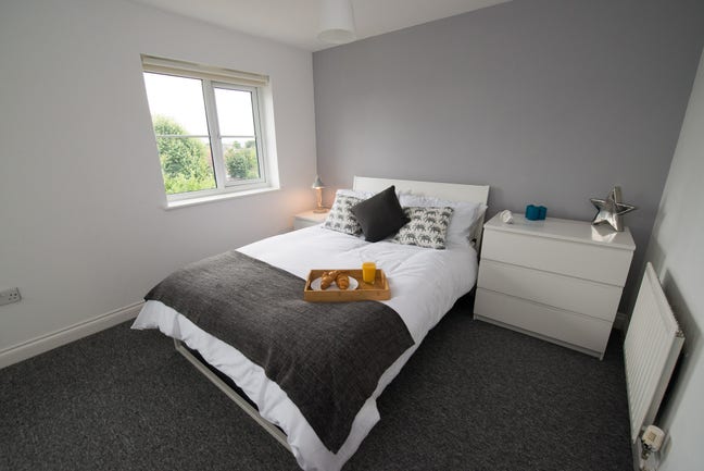 En-suite Double Bedroom in Kingswood Main Photo