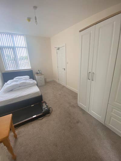 Stunning 4-Bed home with large bedrooms & ensuites Main Photo