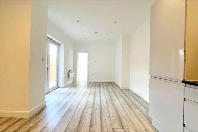 1 bedroom and 1 Garden room Main Photo