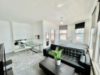 3 Panoramic rooms next to Jubilee LIne Main Photo