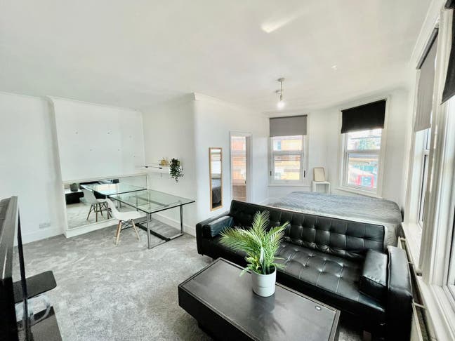 3 Panoramic rooms next to Jubilee LIne Main Photo