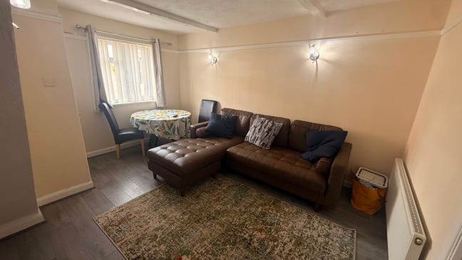 Newly decorated house to share. Main Photo