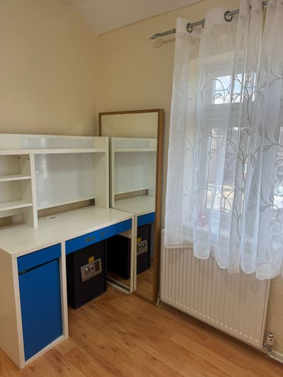 Single  room available in RM12 Main Photo