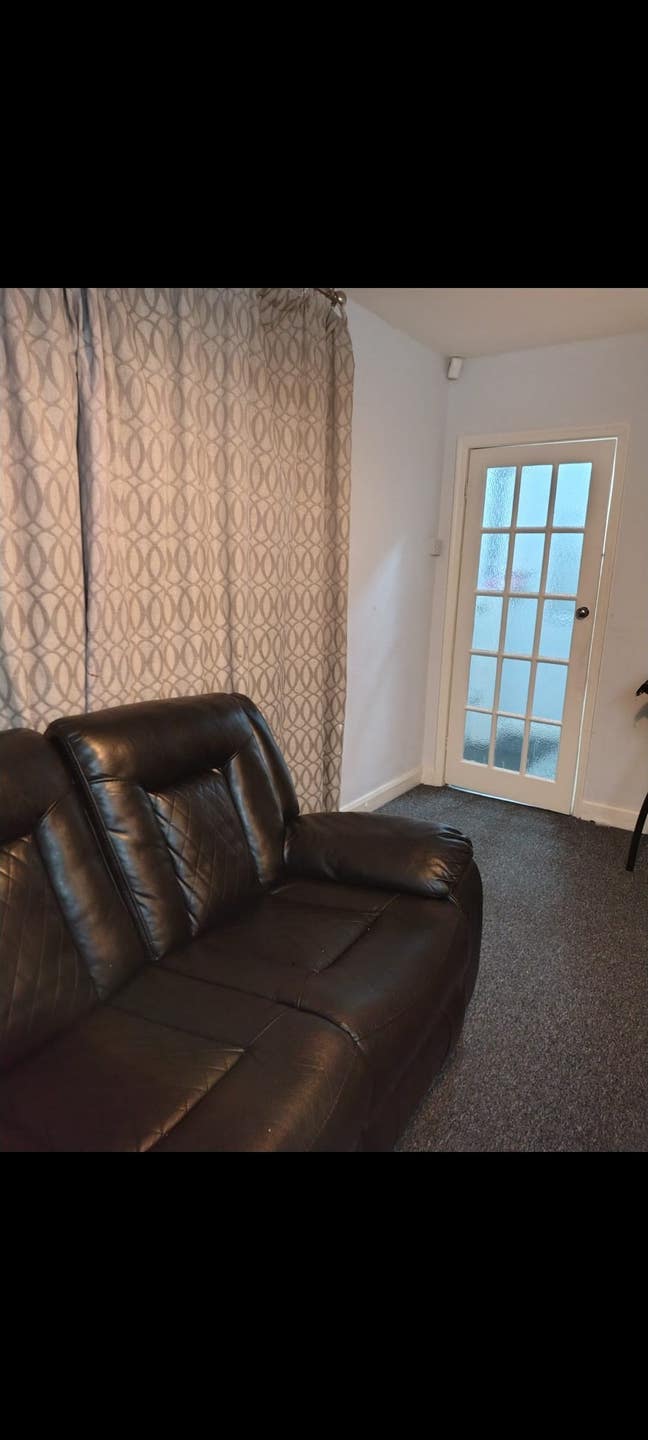 Room share for rent in M14 with 275 Main Photo