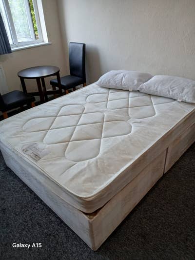 Large Double room 2 min walk to Feltham railway  Main Photo