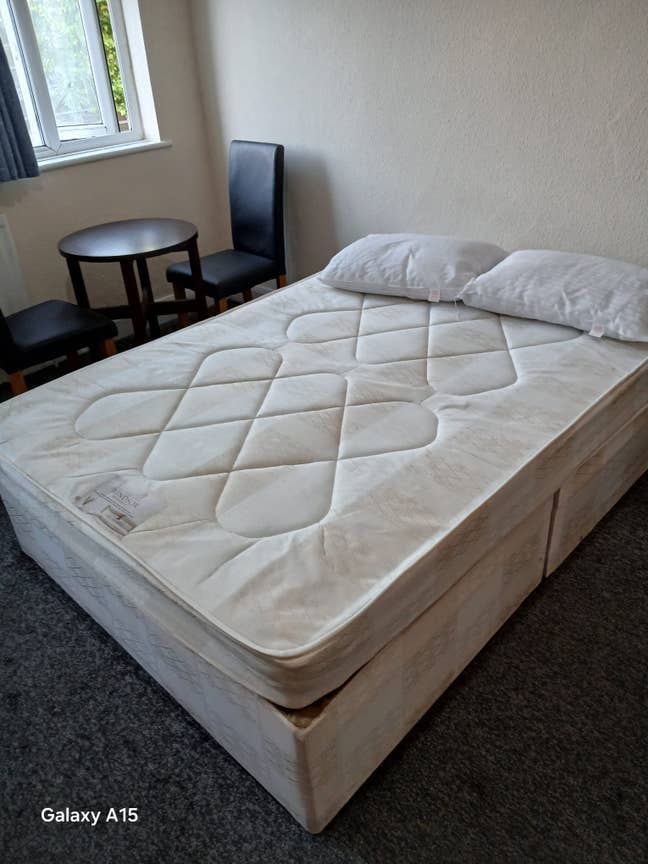 Large Double room 2 min walk to Feltham railway  Main Photo