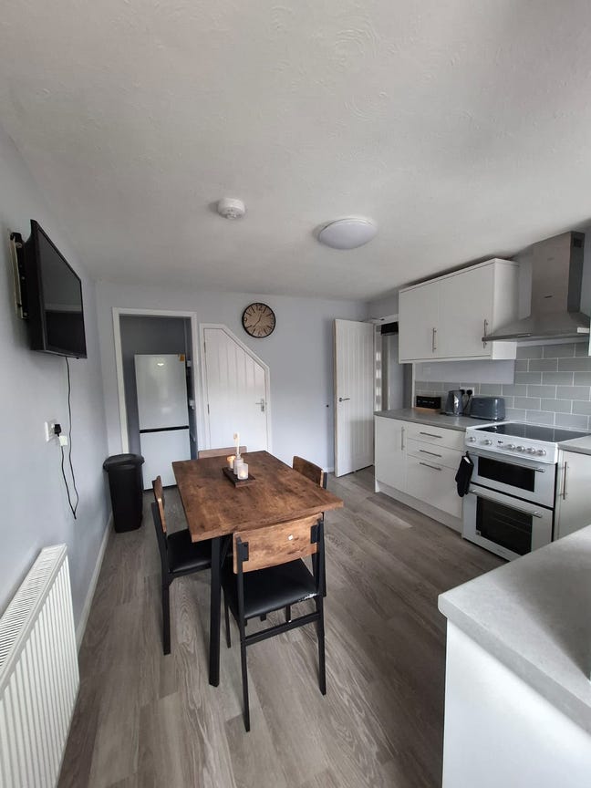 4 exec-standard rooms available in 4-bed house Main Photo