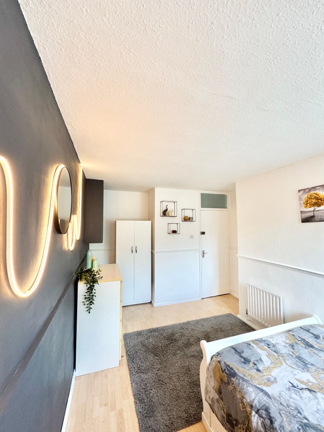 2 Rooms Near Canary Wharf – Available Now Main Photo