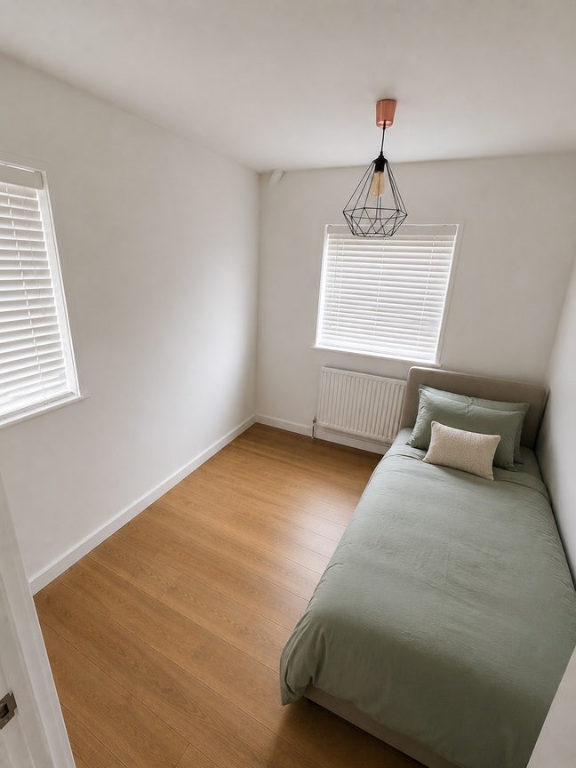 Bright room ideal for students -All bills included Main Photo