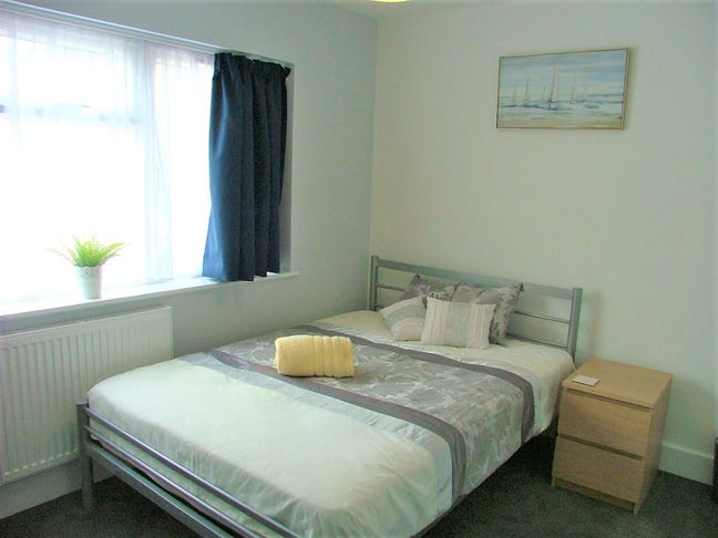 Large room + ensuite in this stunning house! Main Photo