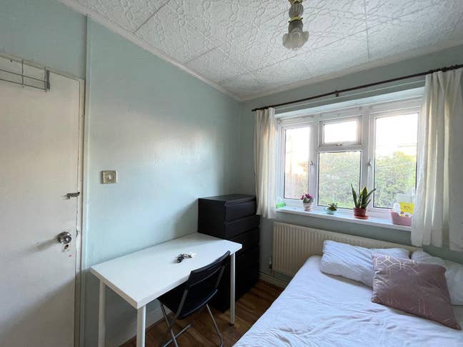 Double Room Available Now  Bow E3 3Bs Main Photo