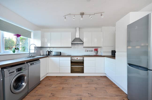  Dble Ensuite I No Deposit*I Clean and Tidy House Main Photo