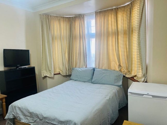 Spacious Double Room in NW9 0BB | &pound;750 Main Photo