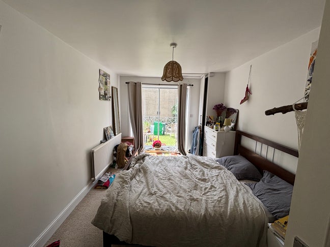 Room with balcony in Bow Main Photo
