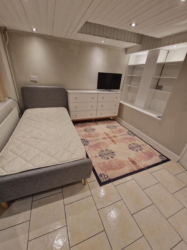 Ensuite room - separate entrance- AL1 Main Photo