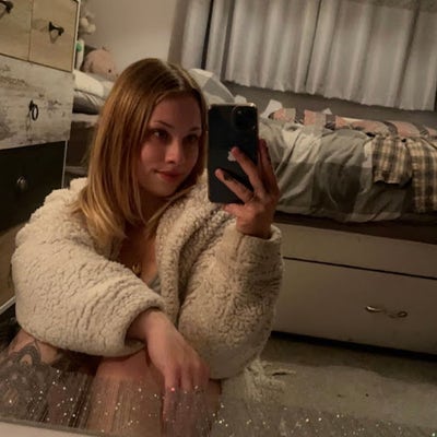 Professional Female seeks a double room Main Photo