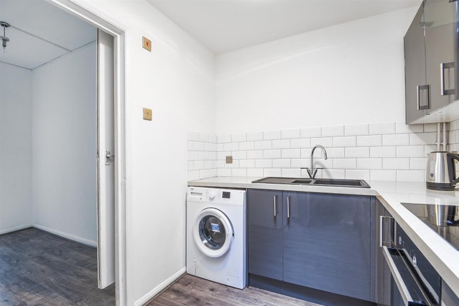 Room to Rent with a River View. Main Photo