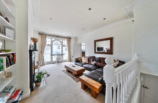 Double room in beautiful, spacious flat Main Photo