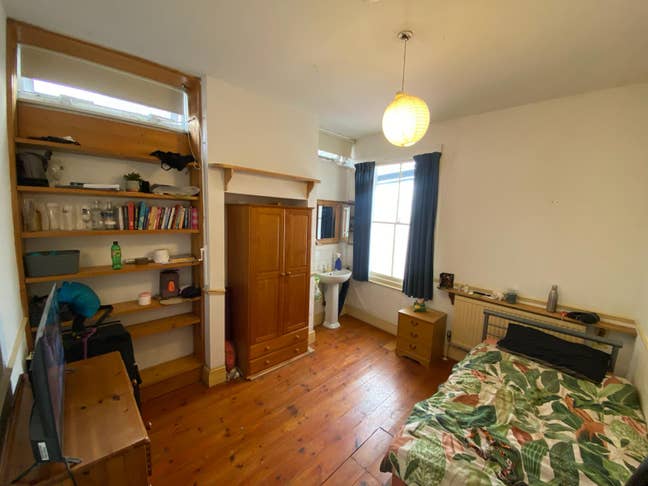 Medium size Room in friendly, shared house Main Photo