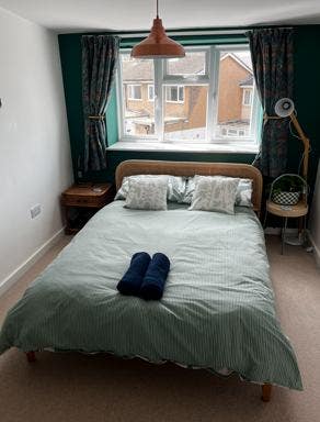 Double room to rent by train station Main Photo