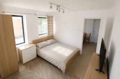 Couples welcome I 3 Bed Flat I Island Gardens Main Photo