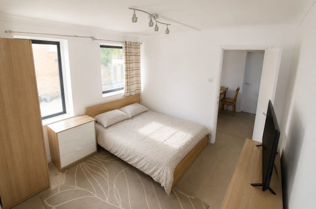 Couples welcome I 3 Bed Flat I Island Gardens Main Photo
