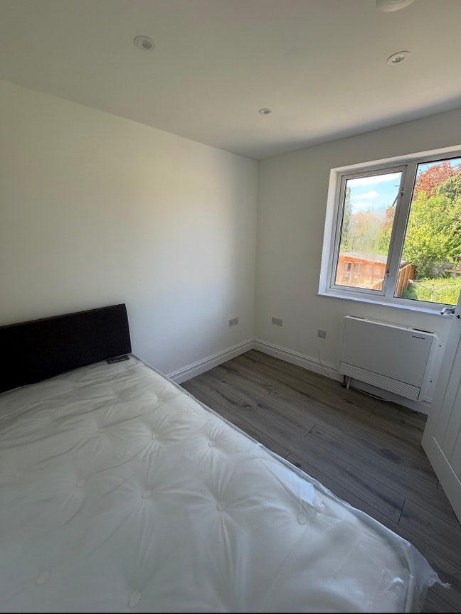 Room in newly refurbed house  Main Photo